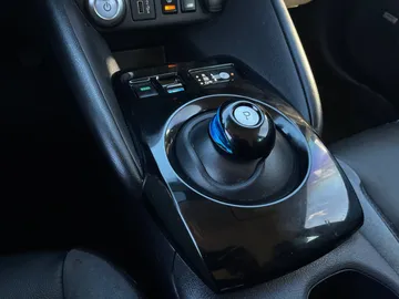 2020 Nissan LEAF - image 28