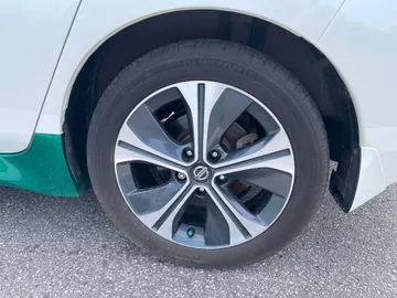 2020 Nissan LEAF - image 7