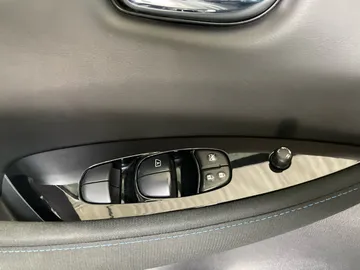 2023 Nissan LEAF - image 24