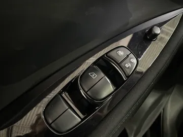 2023 Nissan LEAF - image 24