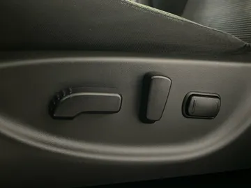 2023 Nissan LEAF - image 16