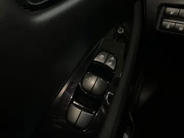 2023 Nissan LEAF - image 25