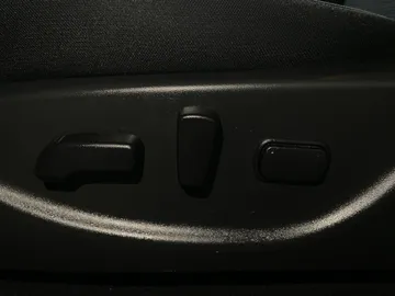 2023 Nissan LEAF - image 18