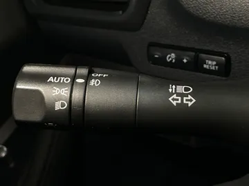 2023 Nissan LEAF - image 17