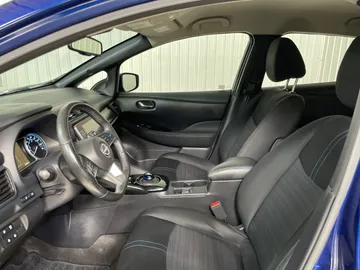 2023 Nissan LEAF - image 3