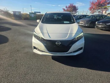 2023 Nissan LEAF - image 2