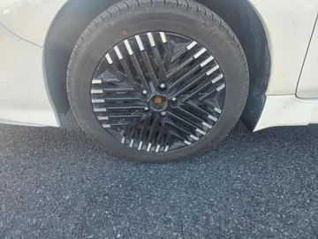 2023 Nissan LEAF - image 7