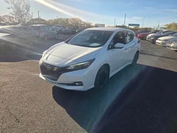 2023 Nissan LEAF - image 3