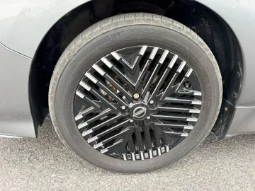 2023 Nissan LEAF - image 7