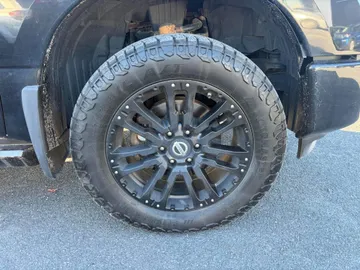 2018 Nissan Titan - image 7