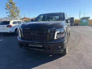 2018 Nissan Titan - image 3