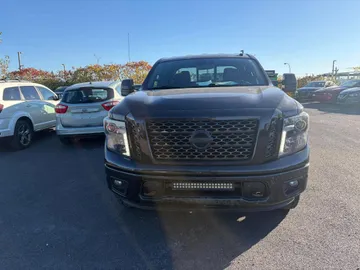 2018 Nissan Titan - image 2