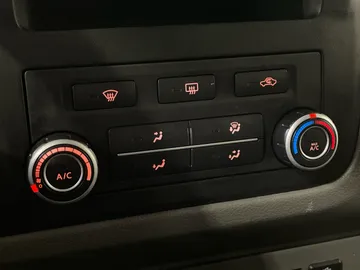2018 Nissan NV Cargo - image 18