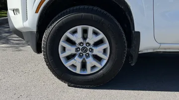 2023 Nissan Frontier - image 6