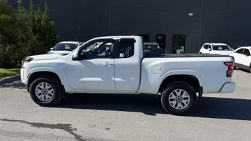 2023 Nissan Frontier - image 3