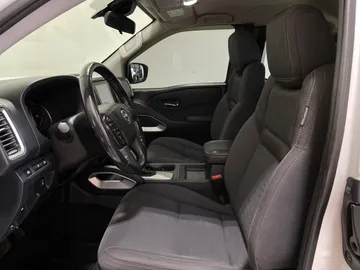 2023 Nissan Frontier - image 3