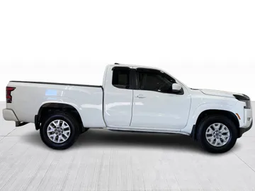 2023 Nissan Frontier - image 2