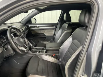 2021 Volkswagen Atlas Cross Sport - image 3