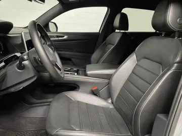2024 Volkswagen Atlas Cross Sport - image 11