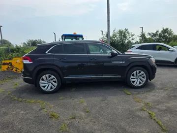 2021 Volkswagen Atlas Cross Sport - image 4