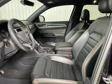 2021 Volkswagen Atlas Cross Sport - image 3