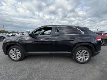 2021 Volkswagen Atlas Cross Sport - image 4