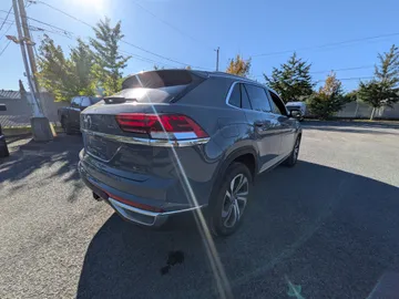 2023 Volkswagen Atlas Cross Sport - image 3