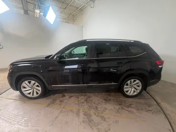 2021 Volkswagen Atlas - image 3