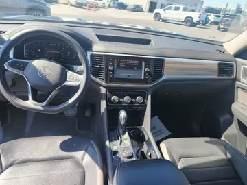 2022 Volkswagen Atlas - image 10