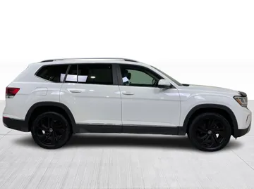 2022 Volkswagen Atlas - image 2