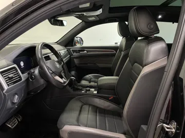 2023 Volkswagen Atlas Cross Sport - image 3