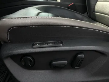 2022 Volkswagen Atlas - image 25