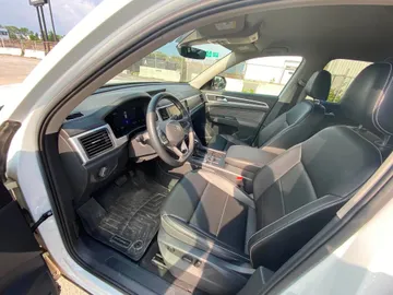 2022 Volkswagen Atlas - image 9