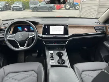 2024 Volkswagen Atlas - image 9