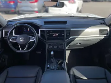 2022 Volkswagen Atlas - image 4