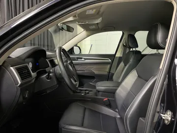 2022 Volkswagen Atlas - image 3