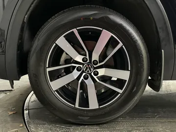 2022 Volkswagen Atlas - image 6