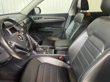 2018 Volkswagen Atlas - image 3