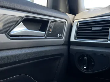 2020 Volkswagen Atlas Cross Sport - image 24