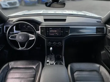 2020 Volkswagen Atlas Cross Sport - image 4