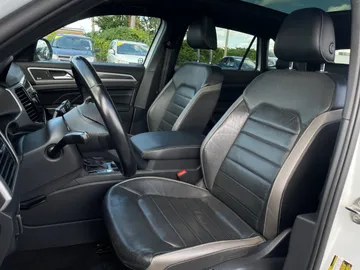 2020 Volkswagen Atlas Cross Sport - image 3