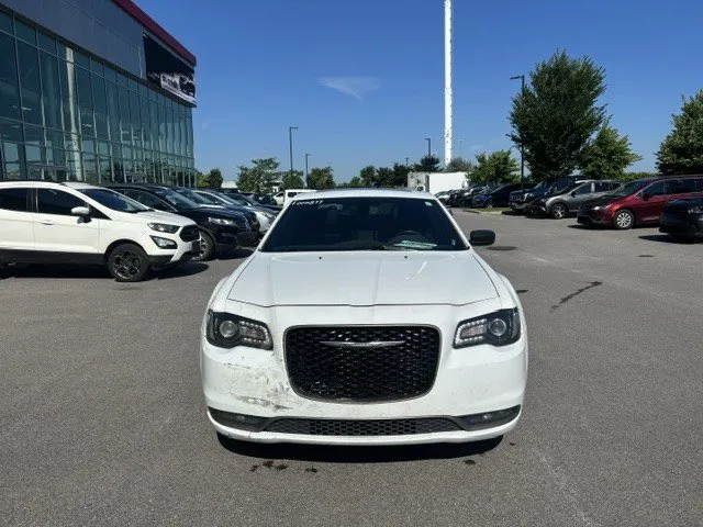 2018 Chrysler 300 — photo 2