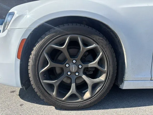 2018 Chrysler 300 — photo 6