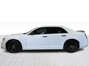 2018 Chrysler 300 - image 11