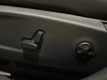 2018 Chrysler 300 - image 19