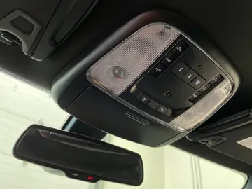 2018 Chrysler 300 - image 17