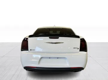 2018 Chrysler 300 - image 13