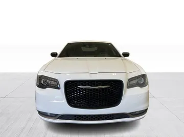 2018 Chrysler 300 - image 9