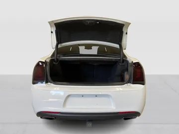 2018 Chrysler 300 - image 14