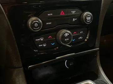 2018 Chrysler 300 - image 23